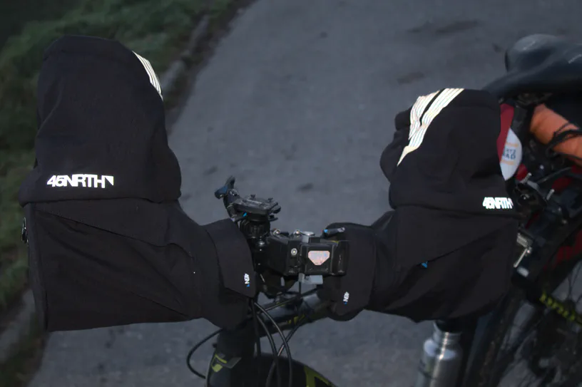 Lenkerstulpen an einem Fahrradlenker montiert.